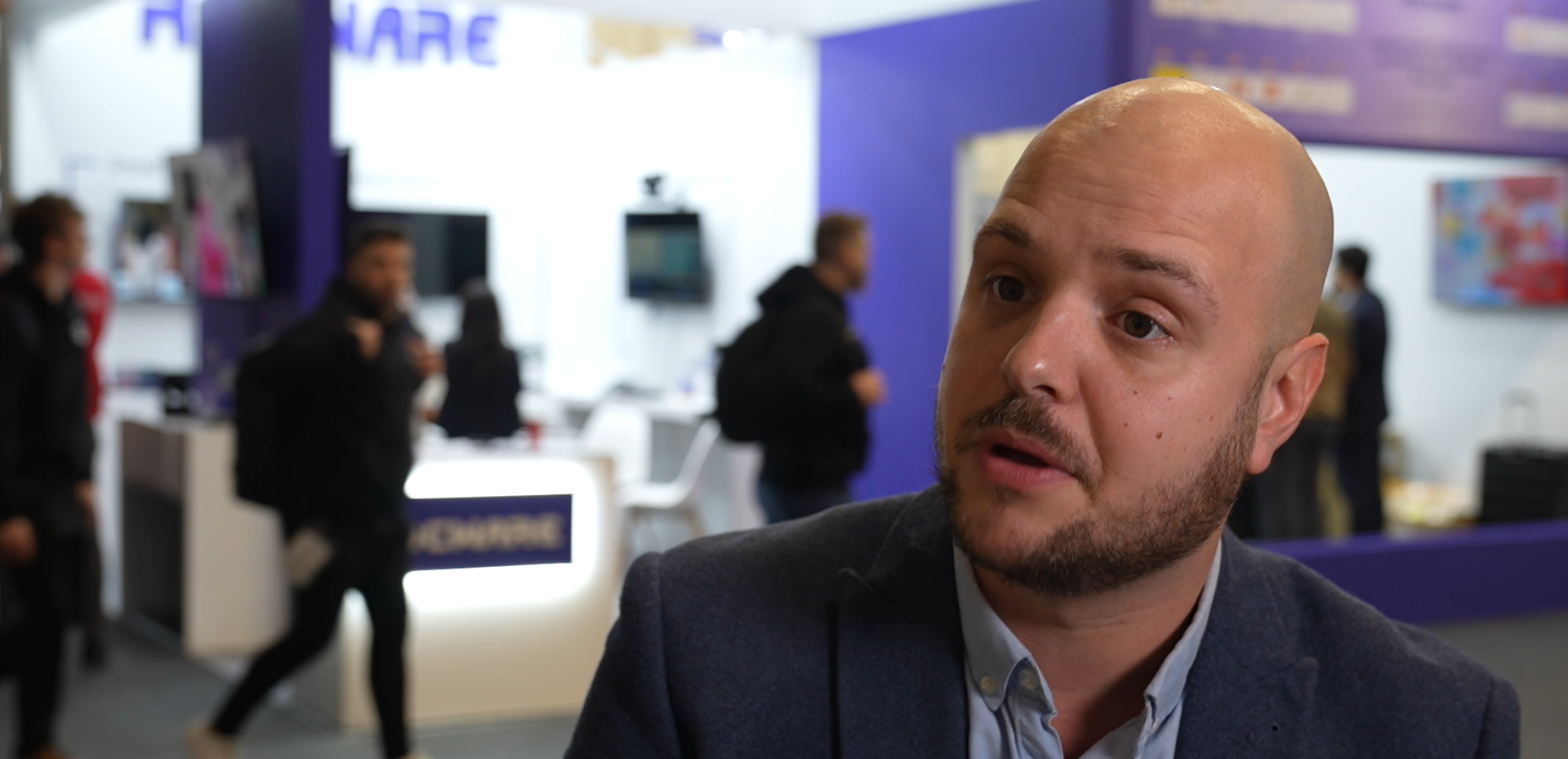 Charger la vidéo : Rocware video conference with AI